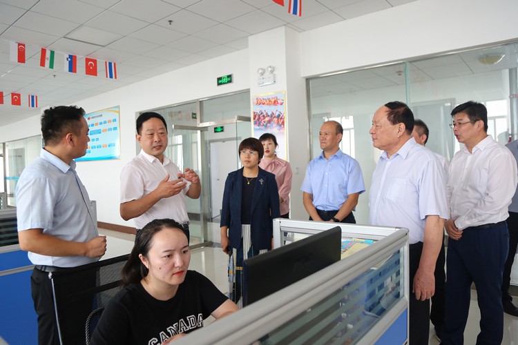 Cálida bienvenida Salón de negocios de la provincia de Shandong El líder llega Grupo de carbón de China visitado e investigado