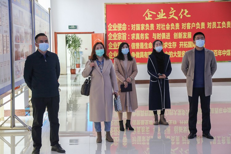 El director de la Escuela de Negocios de Geju, Zhou, visita China Coal Group para discutir la cooperación