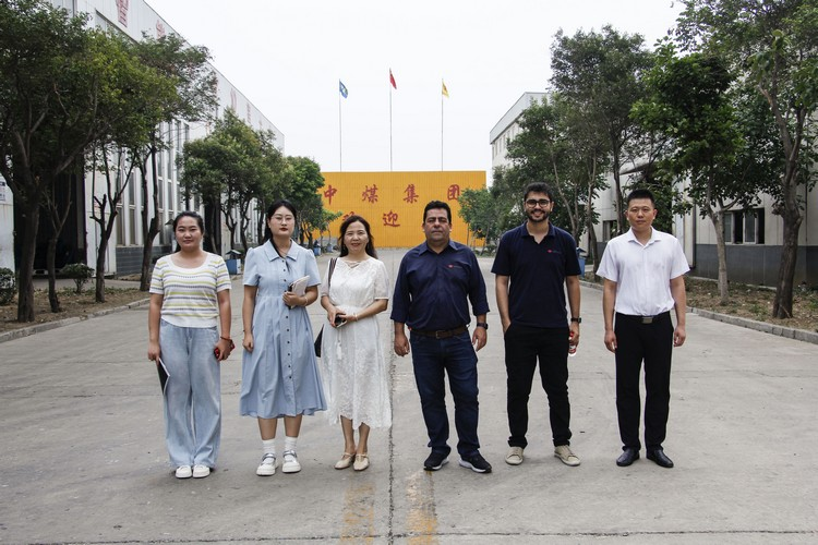 Empresarios brasileños visitan China Coal Group para comprar varios productos de maquinaria de construcción